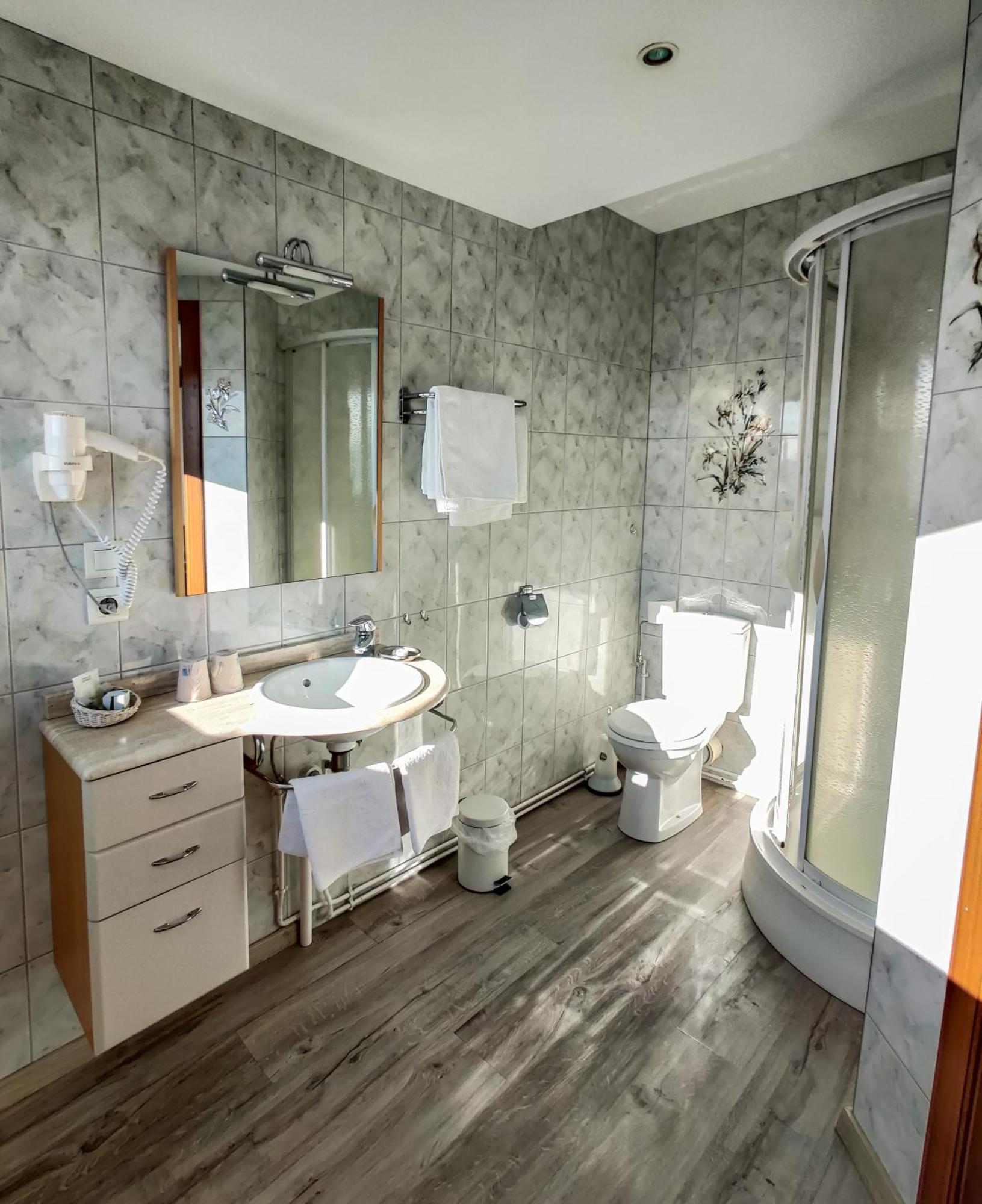 Hotel Restaurant Roess Hohrod エクステリア 写真